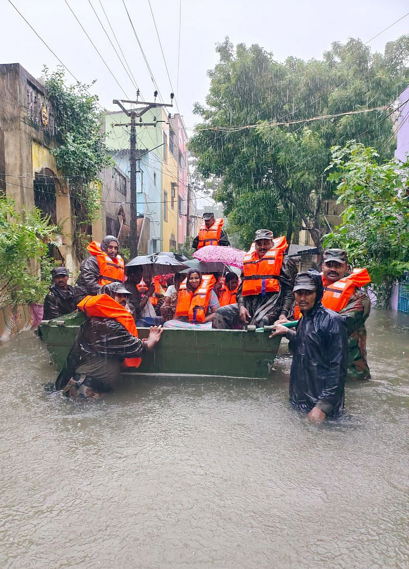 বঙ্গোপসাগরে সৃষ্ট ঘূর্ণিঝড় ‘মিগজাউম’-এর প্রভাবে ভারতের চেন্নাইয়ে প্রবল বৃষ্টিতে তলিয়ে গেছে অনেক এলাকা