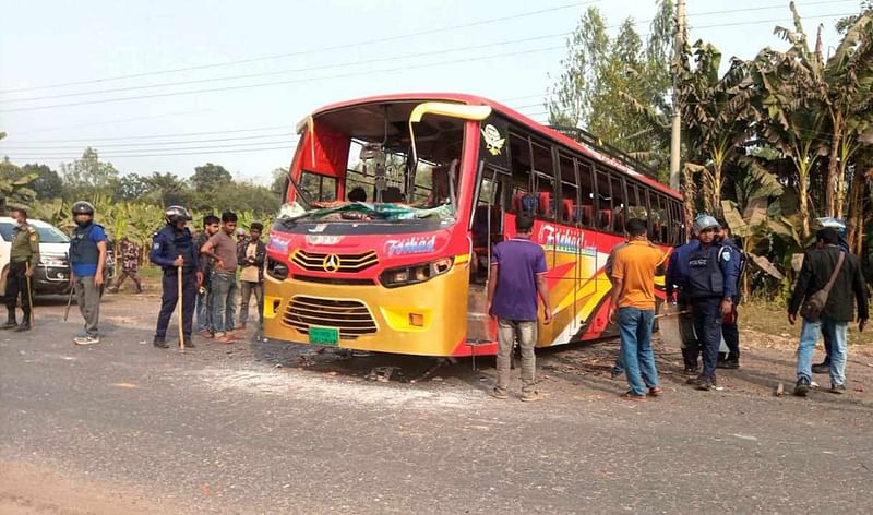 গাইবান্ধার পলাশবাড়ীতে একটি যাত্রীবাহী বাস, দুটি পণ্যবাহী ট্রাক ও দুটি ড্রাম ট্রাক ভাঙচুর করেছে পিকেটাররা। মঙ্গলবার দুপুরে উপজেলার জুনদহ এলাকায়