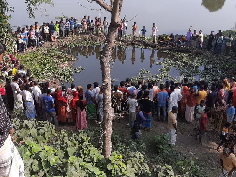 রংপুরের তারাগঞ্জের শেরমস্ত শেরপুর তিস্তা সেচ ক্যানেলের স্লুইসগেটের পাশে পুকুর থেকে আজ রোববার দুপুরে রিকশাচালক হযরত আলীর লাশ উদ্ধার করা হয়