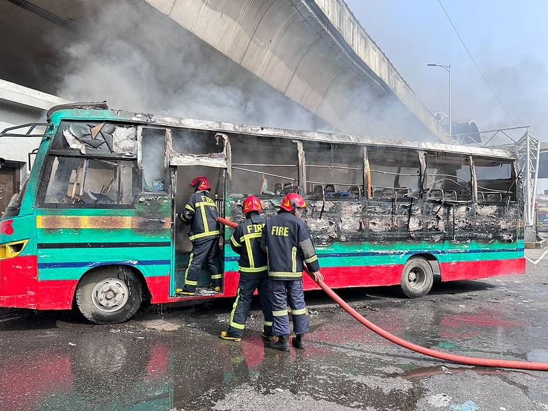 গুলিস্তানে হানিফ উড়ালসড়কের নিচে পুলিশ বক্সের সামনে আজ দুপুর ১২টা ১৮ মিনিটে  একটি বাসে আগুন দিয়েছে দুর্বৃত্তরা। গুলিস্তান, ঢাকা, ১২ ডিসেম্বর