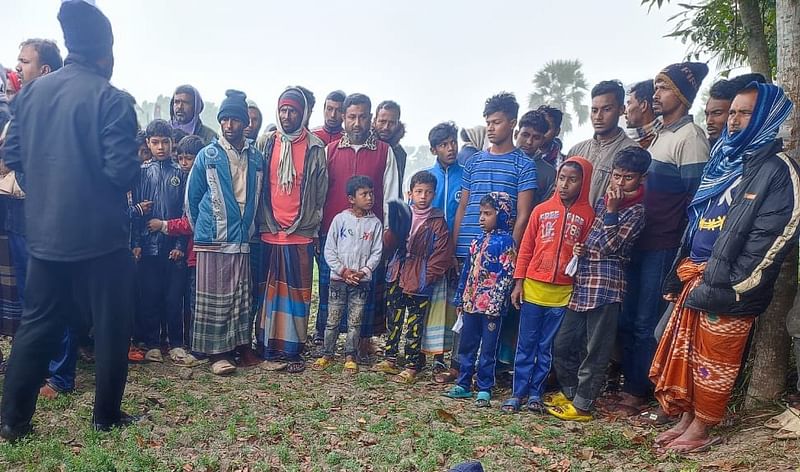 ফসলের মাঠে দুই ভাইয়ের মরদেহ পড়ে থাকার খবরে স্থানীয় ব্যক্তিদের ভিড়। আজ রোববার সকালে মাগুরার মহম্মদপুর উপজেলার নহাটা ইউনিয়নের পানিঘাটা গ্রামে