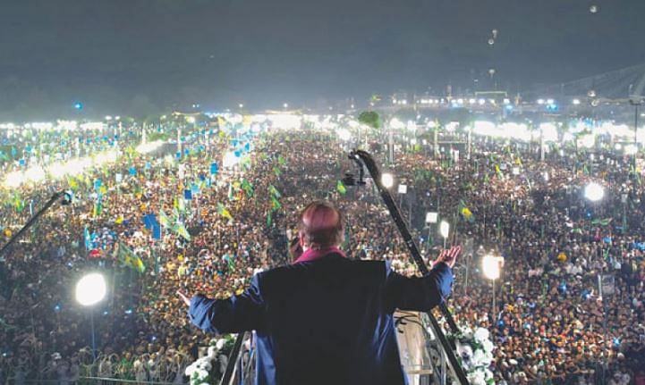 পাকিস্তানের সাবেক প্রধানমন্ত্রী নওয়াজ শরিফ গত অক্টোবরে স্বেচ্ছা নির্বাসন থেকে দেশে ফিরে লাহোরে মিনার–ই–পাকিস্তানে জনসভায় বক্তব্য দেন