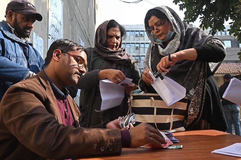 আসন্ন সাধারণ নির্বাচনে প্রাদেশিক পরিষদের সংরক্ষিত নারী আসনের প্রার্থীরা ২০ ডিসেম্বর বুধবার লাহোরে নির্বাচন কমিশন অফিসে তাঁদের মনোনয়নপত্র গ্রহণ করছেন।