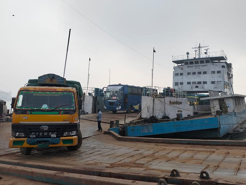 ঘন কুয়াশায় পৌনে ৭ ঘণ্টা বন্ধ থাকার পর দৌলতদিয়া-পাটুরিয়া নৌপথে ফেরি চলাচল শুরু হয়েছে। আজ মঙ্গলবার সকালে রাজবাড়ীর গোয়ালন্দের দৌলতদিয়া ফেরিঘাটে