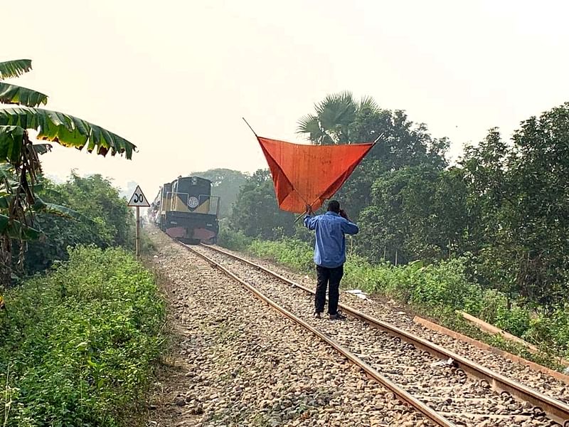 ক্ষতিগ্রস্ত রেললাইন দিয়ে গতি কমিয়ে চলাচল করছে ট্রেন। আজ বৃহস্পতিবার সকাল সাড়ে ১০টায় গাজীপুরের শ্রীপুরের বনখরিয়া এলাকায়