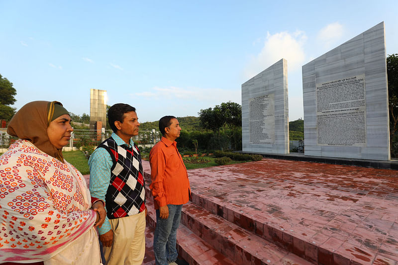 সিলেট ক্যাডেট কলেজ এলাকায় শহীদ স্মৃতি উদ্যানে শহীদ মুক্তিযোদ্ধা বাছির মিয়ার তিন সন্তান। গত মঙ্গলবার বিকেলে তোলা