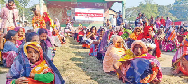 জয়পুরহাটের আক্কেলপুরে প্রথম আলো ট্রাস্টের উদ্যোগে ২০০ জন শীতার্ত মানুষকে কম্বল দেওয়া হয়। গতকাল সকালে উপজেলার শহীদ ছমির উদ্দিন মণ্ডল স্মৃতি পার্কে