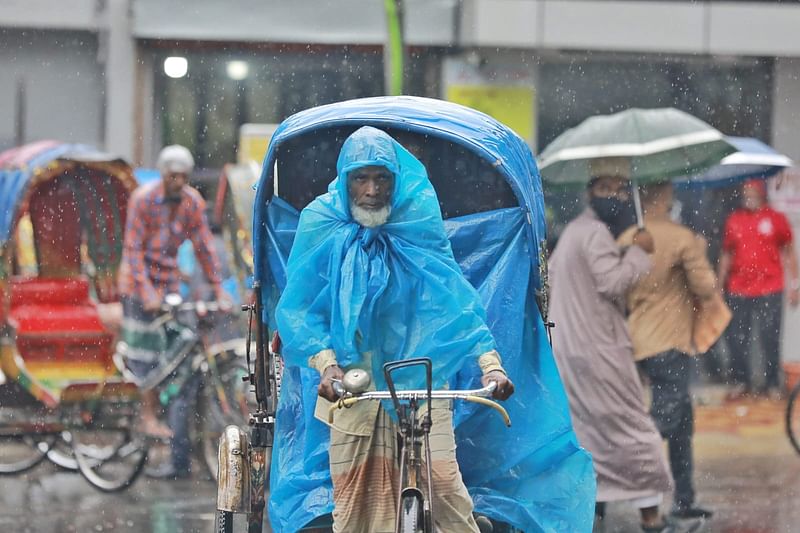 রাজধানীতে আজ ভোর থেকে বৃষ্টি।  জাতীয় প্রেসক্লাবের সামনে। ৭ ডিসেম্বর