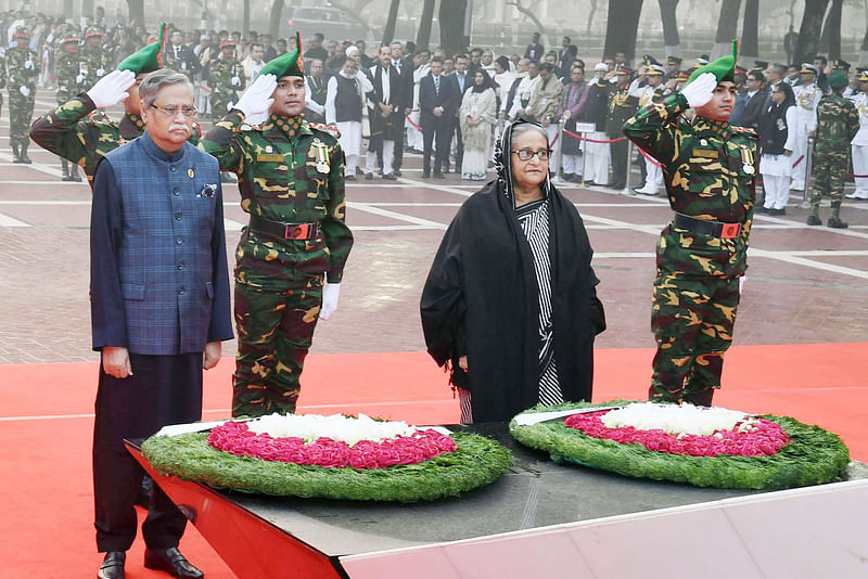 রাষ্ট্রপতি মো. সাহাবুদ্দিন ও প্রধানমন্ত্রী শেখ হাসিনা শ্রদ্ধা নিবেদন করছেন