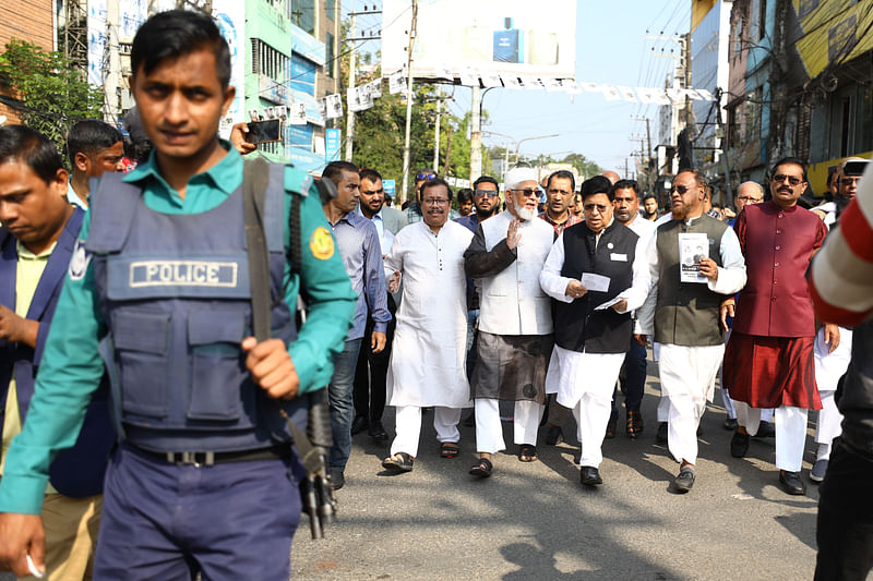 সিলেট-১ আসনে আওয়ামী লীগের প্রার্থী ও পররাষ্ট্রমন্ত্রী এ কে আবদুল মোমেন মঙ্গলবার সকালে নগরের আম্বরখানা পয়েন্ট এলাকায় নেতা-কর্মীদের সঙ্গে নিয়ে গণসংযোগ করেন