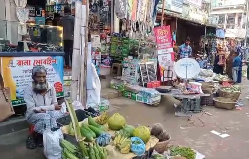 সবজি ফল–মূল নিয়ে ক্রেতার অপেক্ষায় বসে আছেন একজন বিক্রেতা। আজ দুপুরে খাগড়াছড়ির পানছড়ি বাজারে