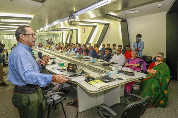 ‘পার্বত্য চট্টগ্রাম চুক্তি পূর্ণ বাস্তবায়ন ও পার্বত্য আদিবাসীদের ভূমির অধিকার প্রতিষ্ঠার অপরিহার্যতা’ শীর্ষক সেমিনারে বক্তব্য দিচ্ছেন রাজা দেবাশীষ রায়। গতকাল রাজধানীর ডেইলি স্টার ভবনের আজিমুর রহমান কনফারেন্স হলে