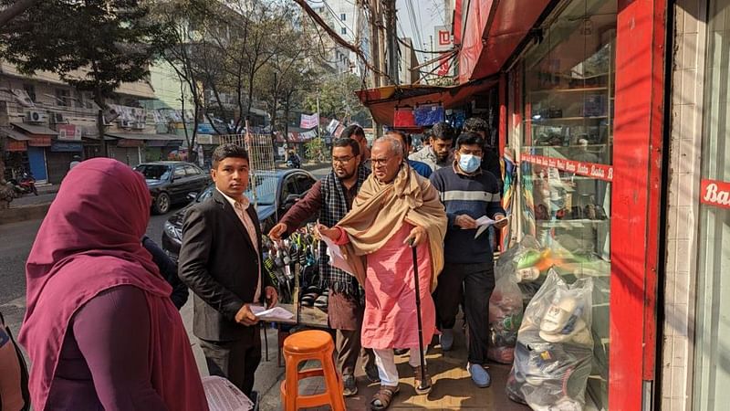 ‘অসহযোগ আন্দোলনের’ পক্ষে জনমত তৈরি করতে রাজধানীর এলিফ্যান্ট রোড ও বেইলি রোড এলাকায় লিফলেট বিতরণ করেন বিএনপির জ্যেষ্ঠ যুগ্ম মহাসচিব রুহুল কবির রিজভী