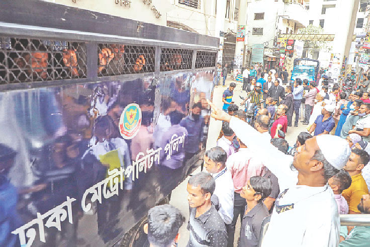 দেশে গত ২৮ অক্টোবর থেকে বিএনপির ৯ হাজার ৯৩৭ জন নেতা–কর্মীকে গ্রেপ্তার করা হয়। প্রিজন ভ্যানে দলটির নেতা–কর্মীরা