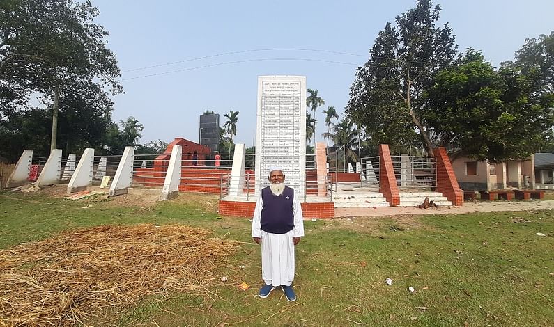 ঝিনাইদহের শৈলকুপার কামান্নায় নির্মিত স্মৃতিস্তম্ভ। এই স্মৃতিস্তম্ভের সামনে দাঁড়িয়ে আছেন এক বীর মুক্তিযোদ্ধা