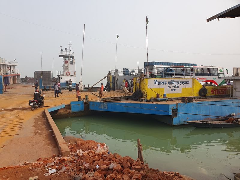 ঘন কুয়াশার কারণে প্রায় ৮ ঘণ্টা বন্ধ থাকার পর ফেরি চলাচল শুরু হয়। রোববার বেলা পৌনে ১১টার দিকে দৌলতদিয়ার ৭ নম্বর ফেরিঘাটে