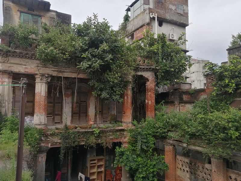 ফরাশগঞ্জে ‘বড় বাড়ি’ নামে পরিচিত এই বাড়ির একাংশ এখন পরিত্যক্ত। নিচতলায় আছে আসবাব বানানোর কারখানা