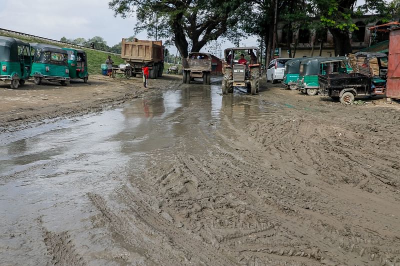 চট্টগ্রামের চন্দনাইশের দোহাজারী পৌরসভার বিভিন্ন সড়কের এমন বেহাল দশার কারণে চলাচলে ভোগান্তি পোহাতে হয় লোকজনকে। গত মঙ্গলবার দুপুরে দোহাজারী স্টেশন সড়কে