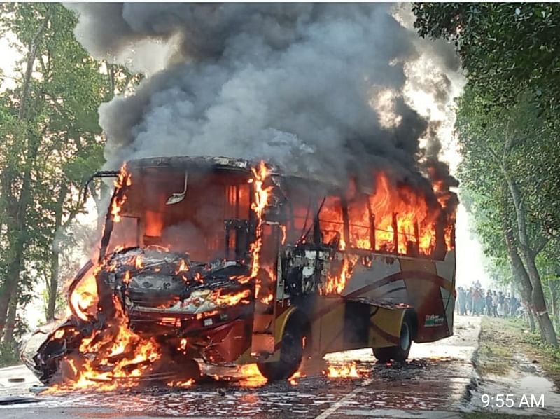 প্রাইভেট কারের সঙ্গে সংঘর্ষের পর আগুনে পুড়ছে বাস। আজ বৃহস্পতিবার সকালে গোপালগঞ্জের কাশিয়ানী উপজেলার রাতইল হর্টিকালচার এলাকায়