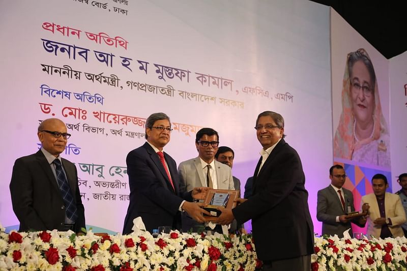 সম্মাননা গ্রহণ করছেন প্রথম আলো সম্পাদক মতিউর রহমান