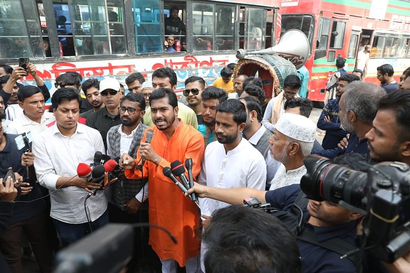 গণ অধিকার পরিষদ: জাতীয় প্রেসক্লাব এলাকায় বক্তব্য দেন গণ অধিকার পরিষদের (একাংশ) সভাপতি নুরুল হক