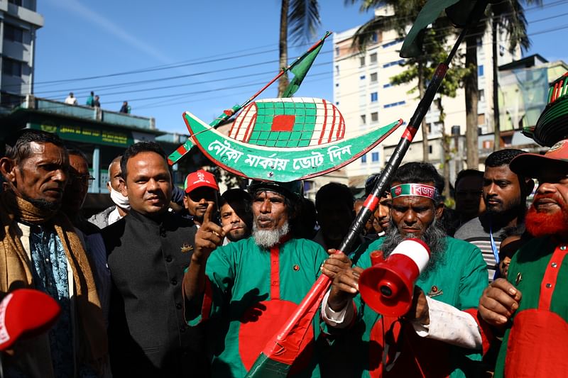 সিলেট সরকারি আলিয়া মাদ্রাসা মাঠে প্রধানমন্ত্রীর নির্বাচনী জনসভায় যোগ দিতে আসছেন আওয়ামী লীগের নেতা-কর্মীরা