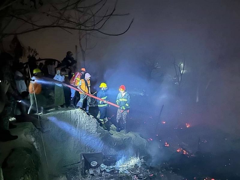 কক্সবাজারের উখিয়ার বালুখালী আশ্রয়শিবিরে আগুন নেভাতে ব্যস্ত ফায়ার সার্ভিসের কর্মীরা। গতকাল দিবাগত রাত তিনটায়