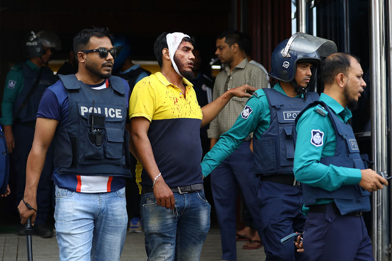 অবরোধের সমর্থনে সিলেট জেলা ও মহানগর ছাত্রদলের নেতা-কর্মীরা নগরের সোবহানীঘাট এলাকায় মিছিল বের করলে ধাওয়া দিয়ে তা ছত্রভঙ্গ করে পুলিশ। এরপর দুই নেতাকে আটক করা হয়