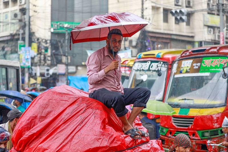 ঘূর্ণিঝড় ‘মিগজাউমের’ প্রভাবে গতকাল বৃহস্পতিবার প্রায় সারা দেশেই বৃষ্টি হয়