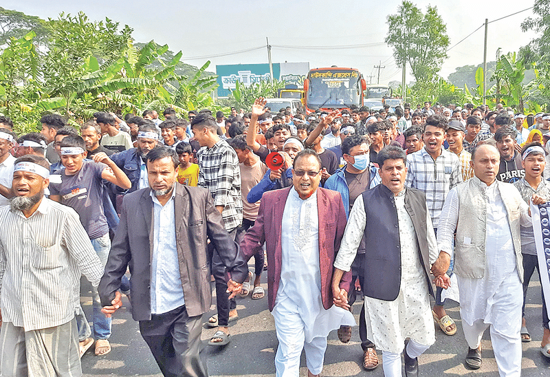 কুমিল্লা-১ আসনের নৌকার প্রার্থী আবদুস সবুরের সমর্থকদের মিছিল। এতে ঢাকা-চট্টগ্রাম মহাসড়কে যানজটের সৃষ্টি হয়। গতকাল মহাসড়কের কুমিল্লার দাউদকান্দির জিংলাতলী এলাকায়