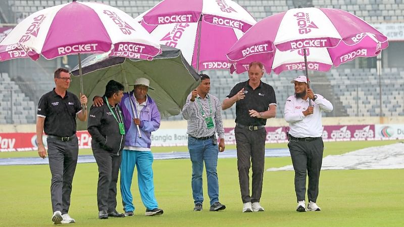 পিচ কিউরেটর গামিনি সিলভার সঙ্গে আলোচনার পর আম্পায়াররা দ্বিতীয় দিনের খেলা পরিত্যক্ত ঘোষণা করেন