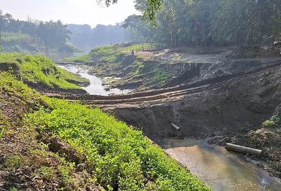 টাঙ্গাইলের মির্জাপুরে রাতের আঁধারে ফসলি জমি থেকে অবৈধভাবে মাটি কাটা হচ্ছে। মাটি আনা-নেওয়ার জন্য খালে আড়াআড়ি বাঁধ দেওয়া হয়েছে। গতকাল বানাইল ইউনিয়নের নরদানা গ্রামে