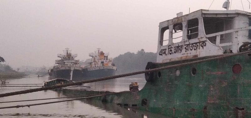 যশোরের অভয়নগর উপজেলার দেয়াপাড়া এলাকায় ভৈরব নদে শুক্রবার বিকেলে কয়লাবোঝাই এই কার্গো জাহাজটি ডুবে যায়