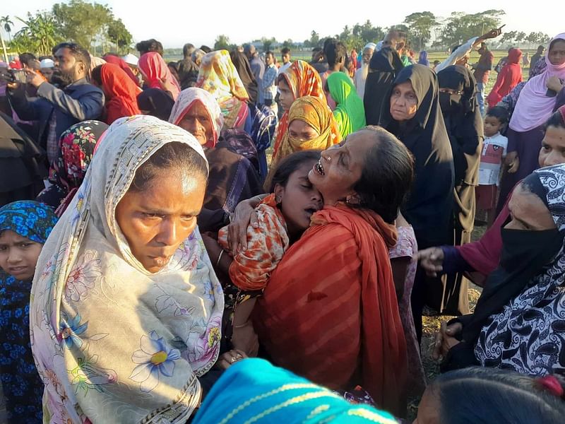 নিহত ব্যক্তিদের স্বজনদের আহাজারি। শনিবার বিকেলে ন্দাইলে বীরঘােষপালা গ্রামে