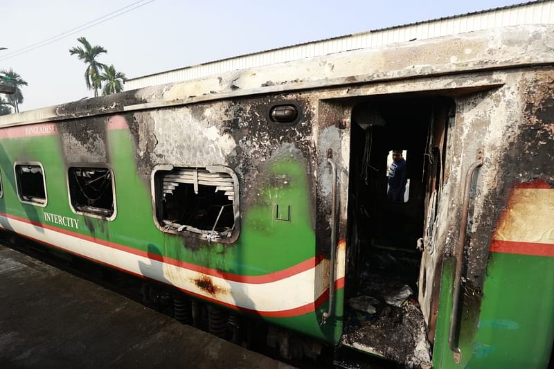 ক্ষতিগ্রস্ত ট্রেনটি উদ্ধার করে কমলাপুর স্টেশনে নেওয়া হয়েছে। ১৯ ডিসেম্বর, ঢাকা