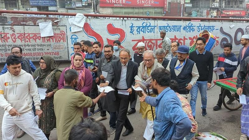 বিএনপির জ্যেষ্ঠ যুগ্ম মহাসচিব রুহুল কবির রিজভী আজ বুধবার সকালে রাজধানীর শান্তিনগর মোড় ও কাঁচাবাজার এলাকায় গণসংযোগ ও প্রচারপত্র বিতরণ করেন