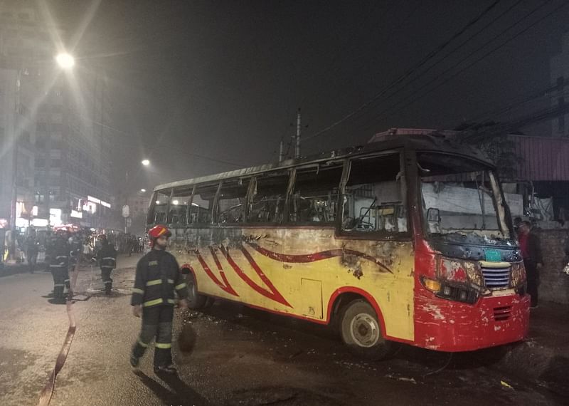 বুধবার রাত সাড়ে আটটার দিকে রাজধানীর উত্তর বাড্ডার প্রগতি সরণিতে এই বাসে আগুন দিয়েছে দুর্বৃত্তরা