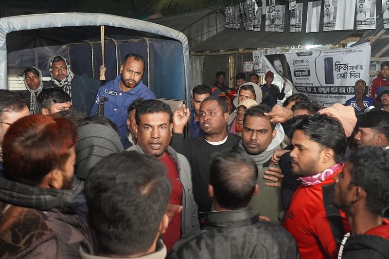 চুয়াডাঙ্গা-১ আসনে স্বতন্ত্র প্রার্থী দিলীপ কুমার আগরওয়ালার বহরে হামলা ও প্রার্থীকে অপহরণের চেষ্টার অভিযোগে সদর উপজেলা আওয়ামী লীগের সাধারণ সম্পাদক আলি আহাম্মদ হাসানুজ্জামানকে (মেরুন সোয়েটারের ওপর জ্যাকেট) গ্রেপ্তার করেছে পুলিশ