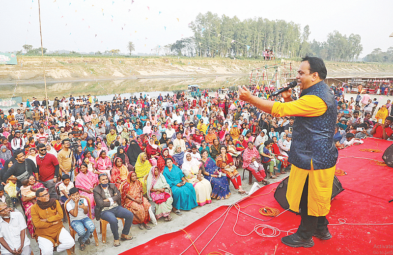 ইস্পাহানির ব্র্যান্ড ‘পার্বণ’-এর উদ্যোগে ও প্রথম আলো ডটকমের আয়োজনে মানিকগঞ্জের কালীগঙ্গা নদীর পাড়ে দিনভর অনুষ্ঠিত হলো নবান্ন উৎসব। অনুষ্ঠানে ধাঁধার আসরে দর্শকদের প্রশ্নের উত্তর দেন অভিনেতা মীর সাব্বির। গতকাল বিকেলে