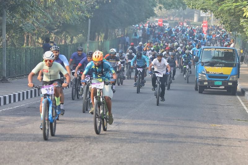 মাউন্টেন বাইক ম্যাস স্টার্ট ইভেন্টে ফিনিশিং লাইন ছুঁতে ছুটছেন সাইক্লিস্টরা। আজ সকালে রাজধানীর হাতিরঝিলে