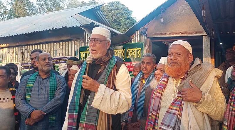 টাঙ্গাইলের সখীপুর উপজেলার কাঁকড়াজান ইউনিয়নের ইন্দারজানী বাজারে নির্বাচনী পথসভায় বক্তব্য দেন বঙ্গবীর কাদের সিদ্দিকী। গতকাল শুক্রবার সন্ধ্যায়