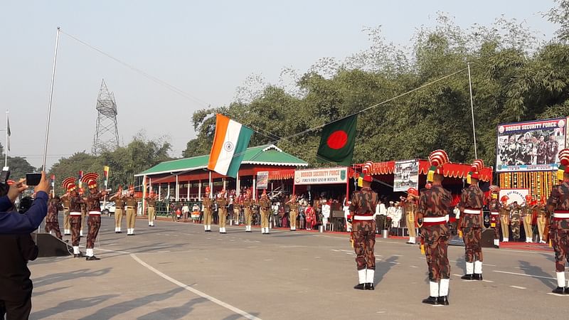 মহান বিজয় দিবস উদ্‌যাপন উপলক্ষে বিজিবি ও বিএসএফ সদস্যদের রিট্রিট প্যারেড অনুষ্ঠিত হয়েছে। গতকাল শনিবার বিকেলে পঞ্চগড়ের বাংলাবান্ধা শূন্যরেখায়