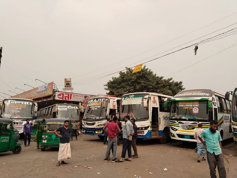 মহাখালী বাস টার্মিনালে যাত্রীর অপেক্ষায় বাস