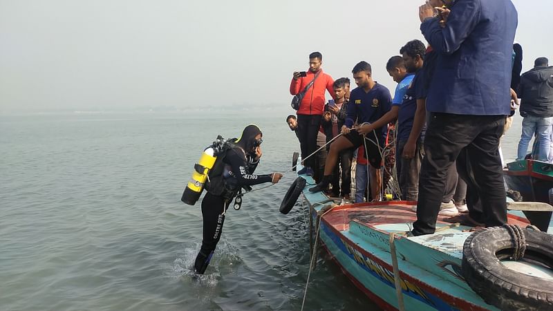 নিখোঁজ ব্যক্তিদের সন্ধানে উদ্ধারকাজ করছেন বিআইডব্লিউটিএর ডুবুরিরা। আজ রোববার সকাল নয়টার দিকে মুন্সিগঞ্জের টঙ্গিবাড়ী উপজেলার হাসাইলচর এলাকায়