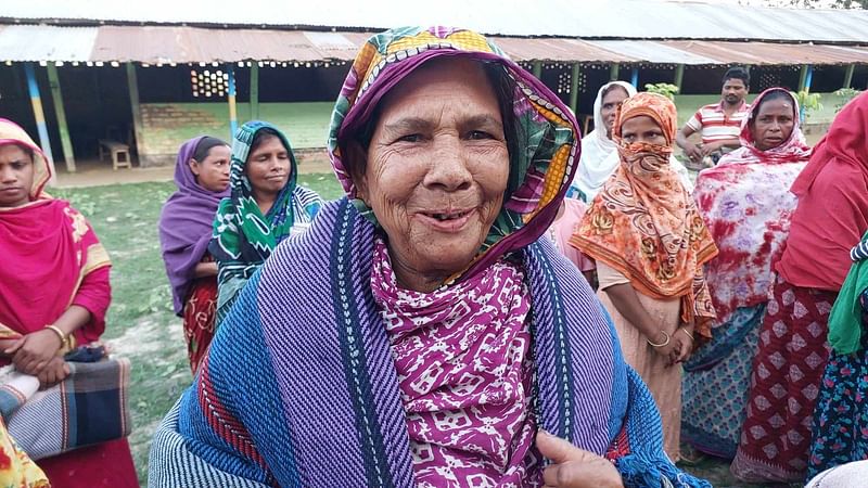 প্রথম আলো ট্রাস্টের কম্বল পেয়ে হাসি ফুটেছে মোর্শেদা বেগমের। আজ শনিবার সকালে দিনাজপুরের পার্বতীপুর পাবলিক স্কুল মাঠে