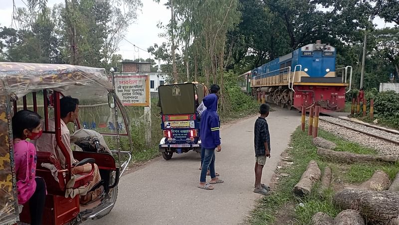 ট্রেন আসায় সড়কে দাঁড়িয়ে অটোরিকশাসহ বিভিন্ন ছোট যানবাহন। ঝুঁকি নিয়ে এভাবে প্রতিদিন অবৈধ লেভেল ক্রসিং পার হয়ে যানবাহন চলাচল করছে। গতকাল সকালে চট্টগ্রাম-কক্সবাজার রেলপথের পটিয়ার দক্ষিণ ভূর্ষি - কেলিশহর সড়কে মাতৃভাণ্ডার এলাকায়