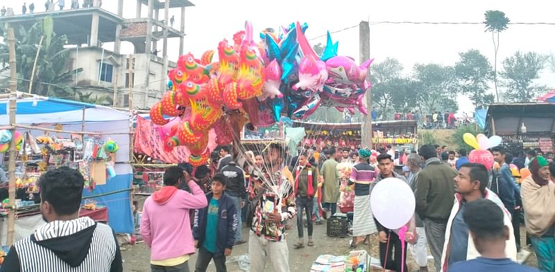 জামাই মেলায় মানুষের ভিড়। আজ রোববার সকালে জামালপুরের মাদারগঞ্জ উপজেলার চরপাকেরদহ ইউনিয়নের পলাশপুর এলাকায়