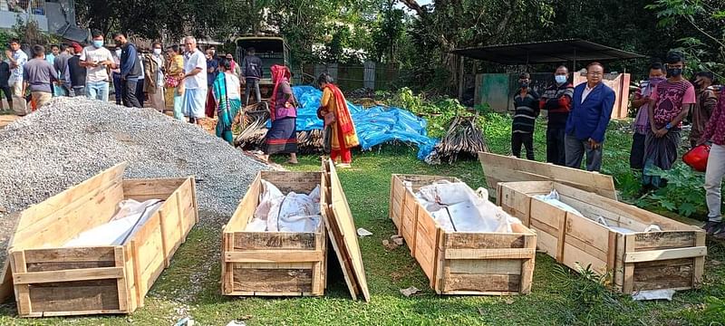 সারি করে রাখা কফিন, অপেক্ষায় স্বজনেরা। আজ দুপুরে খাগড়াছড়ি সদর হাসপাতালের মর্গের সামনে