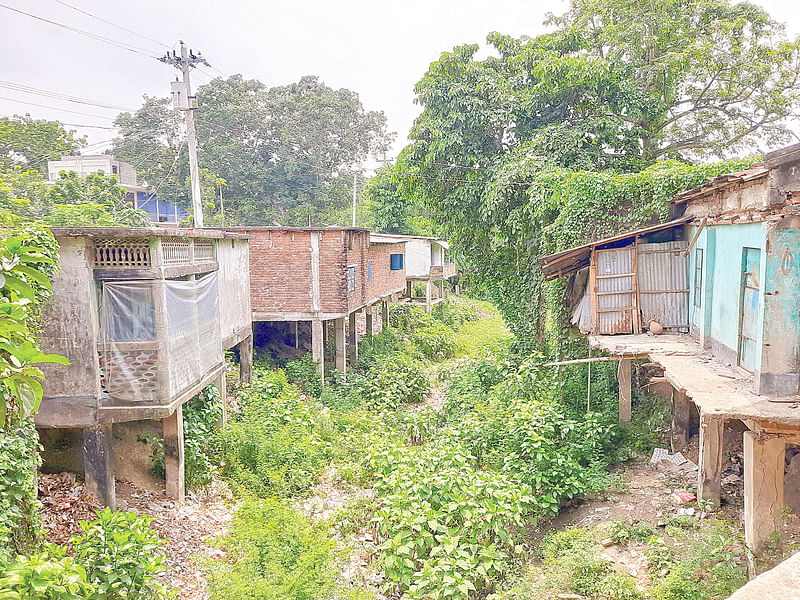 ঝিনাইদহের হরিণাকুণ্ডের শাখারীদহ বাজারে খাল দখল করে নির্মিত পাকা ভবন। সম্প্রতি তোলা ছবি