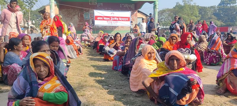 জয়পুরহাটের আক্কেলপুরে প্রথম আলো ট্রাস্টের উদ্যেগে ২০০ জন শীর্তাত মানুষকে কম্বল দেওয়া হয়। শুক্রবার সকালে শহীদ ছমির উদ্দিন মন্ডল স্মৃতি পার্কে